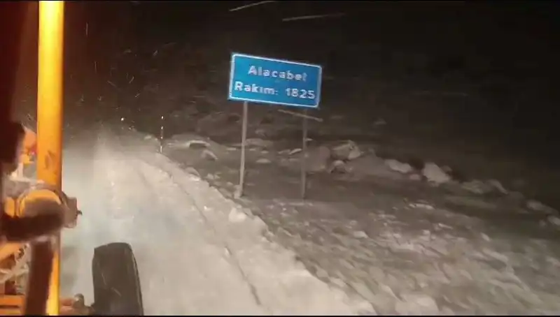 Antalya’da Beklenmedik Kar Sürprizi: Şehrin Sakinleri Dondu Kaldı!