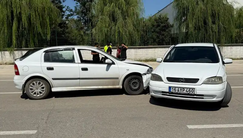 İki Otomobil Çarpıştı: Korkutan Kazada İki Yaralı!