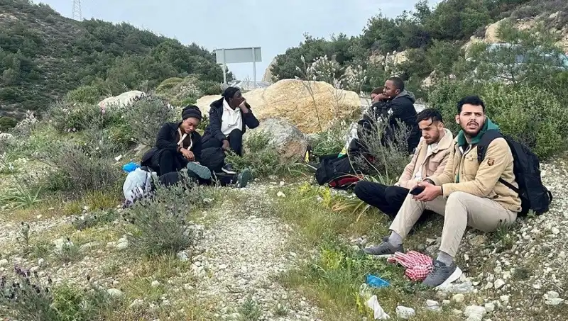 Türkiye'de Düzensiz Göçmen Operasyonu: 20 Kişi Yakalandı