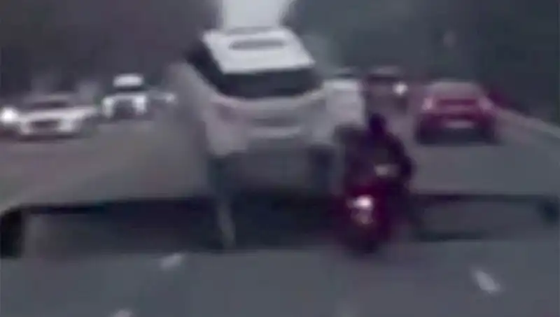 Güney Kore'de Otoyolda Aniden Oluşan dev Çukur, Motosikleti Yuttu!