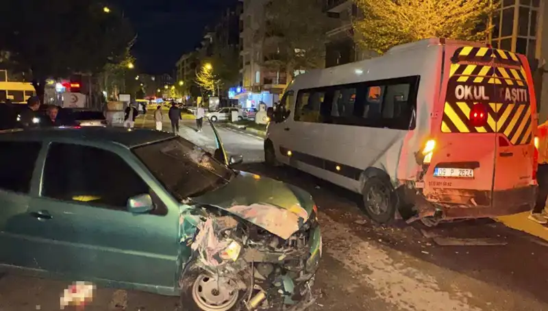 Durakta Ortaya Çıkan Kazada 6 Kişi Yaralandı: Minibüse Çarpan Otomobilin Sırrı Nedir?