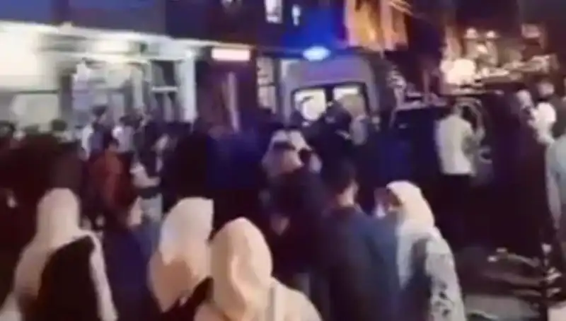 14 Yaşındaki Kader, Balkondan Düşerek Hayatını Riske Attı