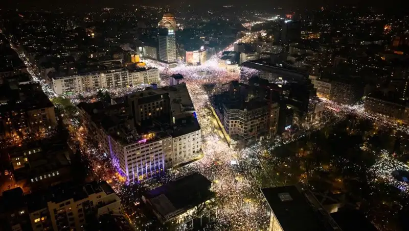 Sırbistan’da Öğrenci Protestoları: Belgrad Sokakları İsyanla Inliyor!