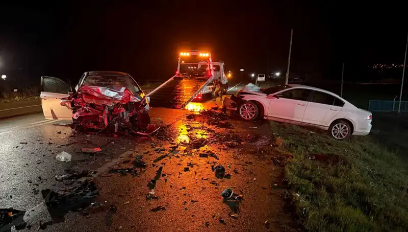Çanakkale'de Feci Trafik Kazası: İki Otomobil Kafa Kafaya Çarpıştı